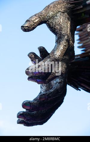 Slough, Berkshire, Großbritannien. 15. Januar 2023. Die Knife Angel Sculpture wird derzeit im Arbour Park in Slough, Berkshire, ausgestellt. Die erstaunliche Skulptur, die aus über 100.000 beschlagnahmten Klingen besteht, wurde geschaffen, um die negativen Auswirkungen gewalttätigen Verhaltens mit der Notwendigkeit eines sozialen Wandels hervorzuheben. Es dient als Katalysator für gewalttätiges und aggressives Verhalten und ist auch eine schöne Gedenkstätte, die entworfen wurde, um jene Leben zu feiern, die durch diese gewalttätigen und gedankenlosen Handlungen verloren gegangen sind. Kredit: Maureen McLean/Alamy Live News Stockfoto