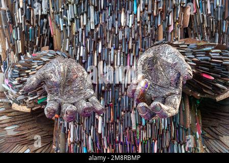 Slough, Berkshire, Großbritannien. 15. Januar 2023. Die Knife Angel Sculpture wird derzeit im Arbour Park in Slough, Berkshire, ausgestellt. Die erstaunliche Skulptur, die aus über 100.000 beschlagnahmten Klingen besteht, wurde geschaffen, um die negativen Auswirkungen gewalttätigen Verhaltens mit der Notwendigkeit eines sozialen Wandels hervorzuheben. Es dient als Katalysator für gewalttätiges und aggressives Verhalten und ist auch eine schöne Gedenkstätte, die entworfen wurde, um jene Leben zu feiern, die durch diese gewalttätigen und gedankenlosen Handlungen verloren gegangen sind. Kredit: Maureen McLean/Alamy Live News Stockfoto