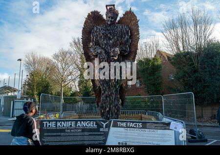 Slough, Berkshire, Großbritannien. 15. Januar 2023. Ein Mädchen sieht sich die Knife Angel Sculpture im Arbour Park in Slough, Berkshire an. Die erstaunliche Skulptur, die aus über 100.000 beschlagnahmten Klingen besteht, wurde geschaffen, um die negativen Auswirkungen gewalttätigen Verhaltens mit der Notwendigkeit eines sozialen Wandels hervorzuheben. Es dient als Katalysator für gewalttätiges und aggressives Verhalten und ist auch eine schöne Gedenkstätte, die entworfen wurde, um jene Leben zu feiern, die durch diese gewalttätigen und gedankenlosen Handlungen verloren gegangen sind. Kredit: Maureen McLean/Alamy Live News Stockfoto