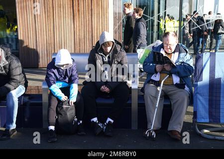 Vor dem Spiel der Premier League im Tottenham Hotspur Stadium, London, treffen sich Fans draußen. Foto: Sonntag, 15. Januar 2023. Stockfoto