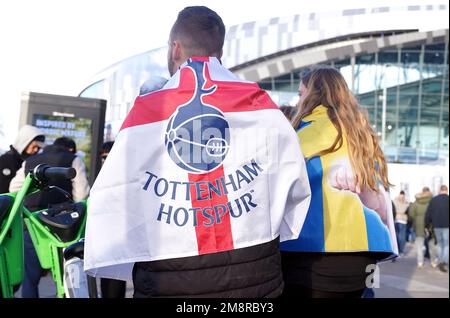 Vor dem Spiel der Premier League im Tottenham Hotspur Stadium, London, treffen sich Fans draußen. Foto: Sonntag, 15. Januar 2023. Stockfoto