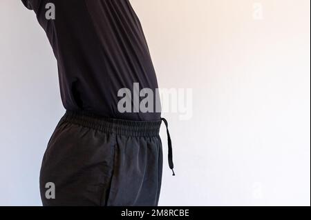 Lordoskrümmung der Wirbelsäule. Mann mit Lordose. Ein häufiger Körperhaltungsfehler. Stockfoto