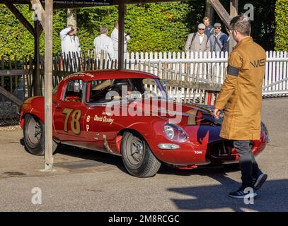 1961 Jaguar E-Type „Semi Lightweight“, ursprünglich von David Dooley angetrieben, auf der Koppel der Goodwood Revival 2022, Sussex, UK.RAC TT Celebration. Stockfoto