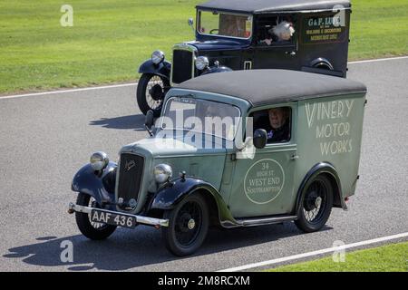 1934 Austin 7 RP Limousinenbus während der Austin 7 Centenary Celebration Parade im Goodwood Revival 2022, Sussex, Großbritannien. Stockfoto