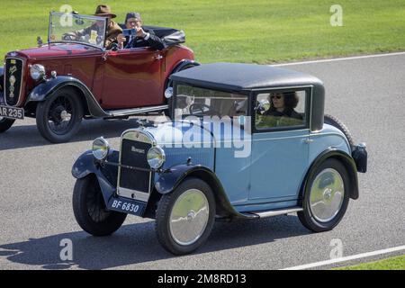 1929 Rosengart LR2 während der Austin 7 Centenary Celebration Parade im Goodwood Revival 2022, Sussex, Großbritannien. Stockfoto