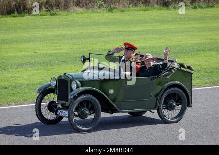 1929 Austin 7 Mulliner Scout Car während der Austin 7 Centenary Celebration Parade im Goodwood Revival 2022, Sussex, Großbritannien. Stockfoto