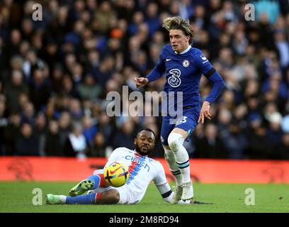 London, Großbritannien. 15. Januar 2023 Conor Gallagher von Chelsea, angegriffen von Jordan Ayew vom Crystal Palace während des Premier League-Spiels auf der Stamford Bridge, London. Das Bild sollte lauten: Paul Terry / Sportimage Credit: Sportimage/Alamy Live News Stockfoto