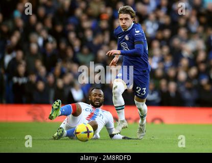 London, Großbritannien. 15. Januar 2023 Conor Gallagher von Chelsea, angegriffen von Jordan Ayew vom Crystal Palace während des Premier League-Spiels auf der Stamford Bridge, London. Das Bild sollte lauten: Paul Terry / Sportimage Credit: Sportimage/Alamy Live News Stockfoto