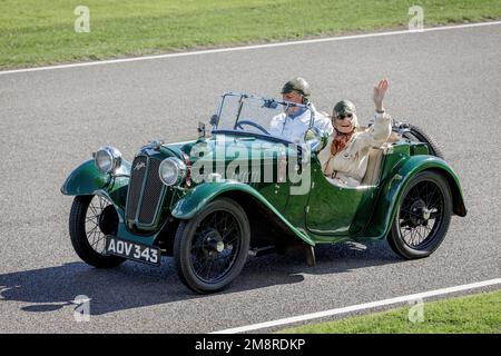 1935 Austin Seven Le Mans Sports „Grasshopper“ während der Austin 7 Centenary Celebration Parade im Goodwood Revival 2022, Sussex, Großbritannien. Stockfoto