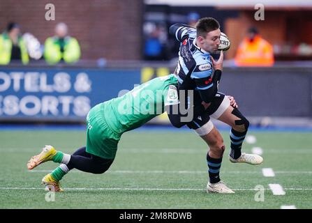 Josh Adams von Cardiff Rugby wird während des EPCR Challenge Cup-Spiels im Cardiff Arms Park in Cardiff von Ben Stevenson von Newcastle Falcons angegriffen. Foto: Sonntag, 15. Januar 2023. Stockfoto