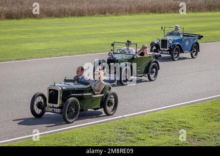Die Austin 7 Centenary Celebration Parade im Goodwood Revival 2022, Sussex, Großbritannien. Stockfoto