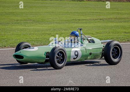 Andrew Beaumont im Lotus-Climax 24 1962 während des Glover Trophy-Rennens beim Goodwood Revival 2022, Sussex, Großbritannien. Stockfoto