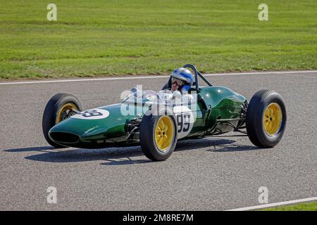 Mark Shaw im Lotus-Climax 21 1961 während des Glover Trophy-Rennens beim Goodwood Revival 2022, Sussex, Großbritannien. Stockfoto