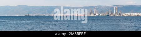 Tüpraş Ölraffineriefabrik am Meer. Panoramablick auf die Ölraffinerie an sonnigen Tagen. Kocaeli, Türkei - 16. Januar 2023. Selektiver Fokus Stockfoto