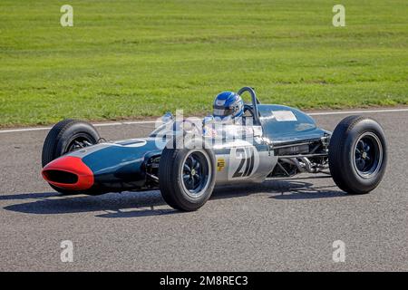 Jon Milicevic im Lotus-BRM 24 1962 während des Glover Trophy-Rennens beim Goodwood Revival 2022, Sussex, Großbritannien. Stockfoto