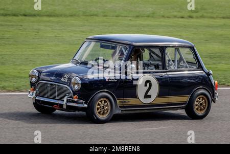 Jean-Eric Vergne im Austin Mini Cooper S im Jahr 1964 während des St Mary's Trophy Rennens beim Goodwood Revival 2022, Sussex, Großbritannien. Stockfoto