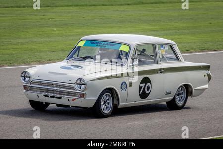 Anthony Reid im Ford-Lotus Cortina 1965 während des St. Mary's Trophy-Rennens beim Goodwood Revival 2022, Sussex, Großbritannien. Stockfoto