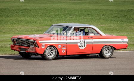 1964 Ford Falcon 2-Türer Limousine während der Graham Hill Celebration Parade im Goodwood Revival 2022, Sussex, Großbritannien. Stockfoto