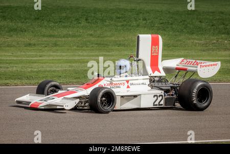 1972 Lola-Ford T370 F1-Rennfahrer während der Graham Hill Celebration Parade im Goodwood Revival 2022, Sussex, Großbritannien. Stockfoto