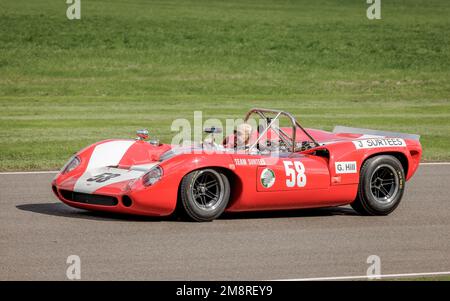 1966 Lola-Chevrolet T70 Spyder während der Graham Hill Celebration Parade im Goodwood Revival 2022, Sussex, Großbritannien. Stockfoto