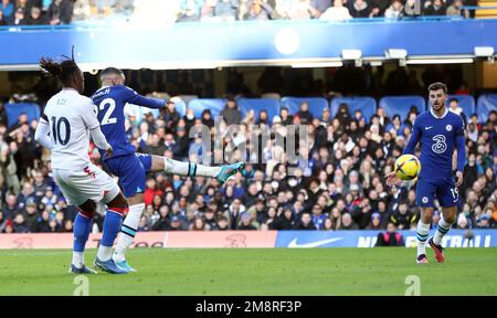 London, Großbritannien. 15. Januar 2023 Hakim Ziyech von Chelsea schießt während des Premier League-Spiels auf der Stamford Bridge, London. Das Bild sollte lauten: Paul Terry / Sportimage Credit: Sportimage/Alamy Live News Stockfoto