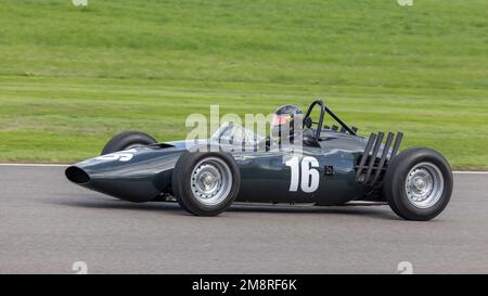 1961 BRM P578 während der Graham Hill Celebration Parade im Goodwood Revival 2022, Sussex, Großbritannien. Stockfoto