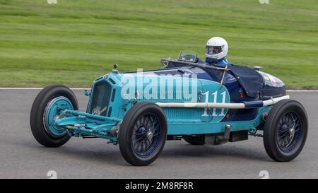 1931 Alfa Romeo 8C 2600 Monza mit Fahrer Christopher Mann während des Goodwood Trophy-Rennens beim Goodwood Revival 2022, Sussex, Großbritannien. Stockfoto