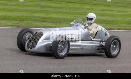 1935 Maserati 6cm mit Fahrer Markus Neisius während des Goodwood Trophy-Rennens beim Goodwood Revival 2022, Sussex, Großbritannien. Stockfoto