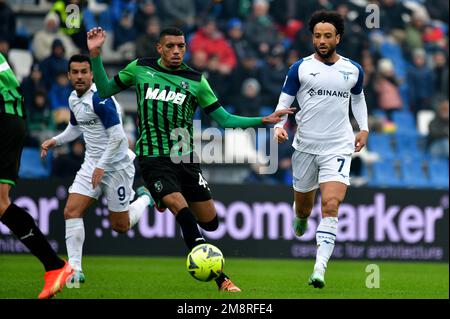 Reggio Emilia, Italien. 15. Januar 2023. Ruan Tressoldi von US Sassuolo und Felipe Anderson von SS Lazio während des Fußballspiels Serie A zwischen US Sassuolo und SS Lazio im Citta del Tricolore Stadion in Reggio Emilia (Italien), Januar 15. 2023. Foto Insidefoto Credit: Insidefoto di andrea staccioli/Alamy Live News Stockfoto