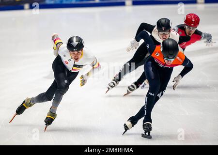 DANZIG, POLEN - JANUAR 15: Jens van 't Wout aus den Niederlanden und Stijn Desmet aus Belgien, die während der ISU-Europameisterschaft in Halla Victoria am 15. Januar 2023 in Danzig (Foto: Andre Weening/Orange Pictures) das Finale A der Männer 1000m gewinnen Stockfoto