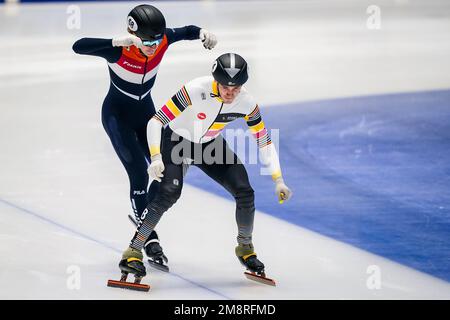 DANZIG, POLEN - JANUAR 15: Jens van 't Wout aus den Niederlanden und Stijn Desmet aus Belgien, die während der ISU-Europameisterschaft in Halla Victoria am 15. Januar 2023 in Danzig (Foto: Andre Weening/Orange Pictures) das Finale A der Männer 1000m gewinnen Stockfoto