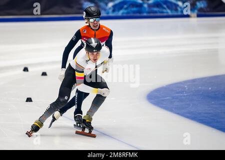 DANZIG, POLEN - JANUAR 15: Jens van 't Wout aus den Niederlanden und Stijn Desmet aus Belgien, die während der ISU-Europameisterschaft in Halla Victoria am 15. Januar 2023 in Danzig (Foto: Andre Weening/Orange Pictures) das Finale A der Männer 1000m gewinnen Stockfoto