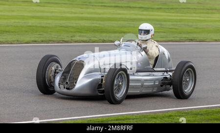 1935 Maserati 6cm mit Fahrer Markus Neisius während des Goodwood Trophy-Rennens beim Goodwood Revival 2022, Sussex, Großbritannien. Stockfoto