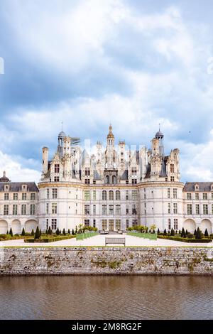 Schöner Blick auf das Chateau de Chambord im Centre-Val de Loire, Frankreich Stockfoto