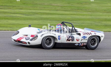 1966 Lola-Chevrolet T70 Spyder mit Fahrer Oliver Bryant während des Whitsun Trophy-Rennens beim Goodwood Revival 2022, Sussex, Großbritannien. Stockfoto