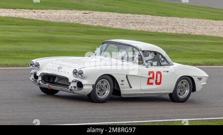 Peter James und Alan Letts' 1962 Chevrolet Corvette C1, Teilnehmer der Stirling Moss Memorial Trophy, bei der 2022 Goodwood Revival, Sussex, Großbritannien. Stockfoto