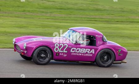 Mike Whitaker und Andrew Jordans 1963 AC Cobra „Dragonsnake“, Teilnehmer der Stirling Moss Memorial Trophy, bei der 2022 Goodwood Revival, Sussex, Großbritannien. Stockfoto