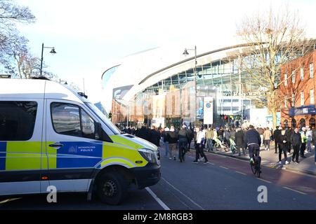 Vor dem Spiel der Premier League im Tottenham Hotspur Stadium in London treffen sich die Fans vor dem Stadion. Foto: Sonntag, 15. Januar 2023. Stockfoto