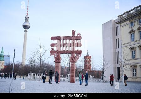 Berlin, Deutschland. 15. Januar 2023. Ein Sandsteintor steht auf dem Platz vor dem Humboldt-Forum. Vor dem Humboldt-Forum in Berlin wurde eine neue Nachbildung des berühmten Osttors in Sanchi, Indien, fertiggestellt. Vor der rekonstruierten barocken Fassade des Hohenzollern-Palastes befindet sich jetzt das alte indische Tor für Buddha-Gebete. Kredit: Annette Riedl/dpa/Alamy Live News Stockfoto