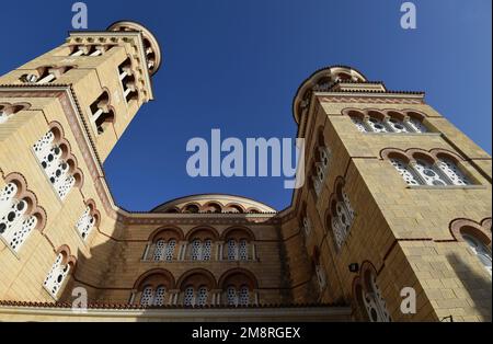 Landschaft mit malerischem Außenblick auf die Heilige byzantinische Kirche von Aghios Nektarios, ein historisches griechisch-orthodoxes Wahrzeichen auf der Insel Ägina, Griechenland. Stockfoto