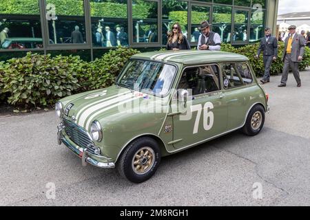 Der Brendon Hartley fuhr 1965 Morris Mini Cooper S, St. Mary's Trophy Entrance, auf der Koppel des 2022 Goodwood Revival, Sussex, Großbritannien. Stockfoto