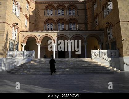 Landschaft mit einem Mönch auf der Haupttreppe der Heiligen byzantinischen Kirche von Aghios Nektarios, einem historischen griechisch-orthodoxen Wahrzeichen auf der Insel Ägina Griechenland. Stockfoto