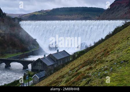 Wasser über dem Caban Coch Reservoir im Elan Valley, Powys, Wales Stockfoto