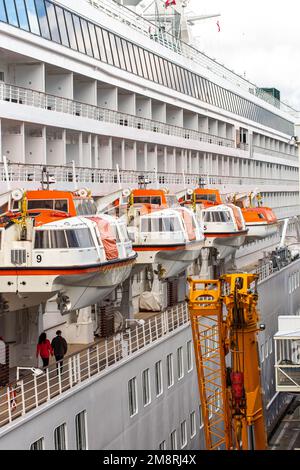 Rettungsboote an der Seite eines Schiffes in British Columbia, kanada, Hintergrund Stockfoto