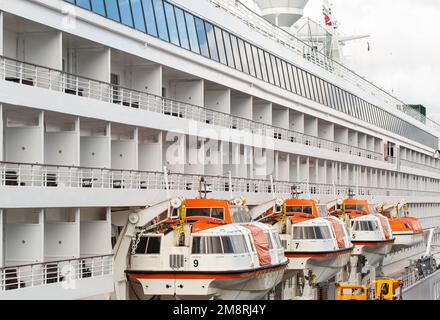 Rettungsboote an der Seite eines Schiffes in British Columbia, kanada, Hintergrund Stockfoto