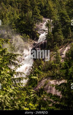 Atemberaubender Wasserfall aus nächster Nähe im Banff National Park im Frühling, Kanada Stockfoto