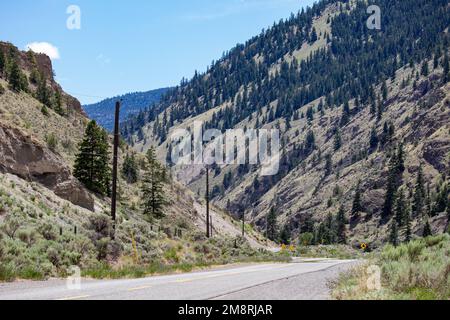 Malerische Straße durch Banff Mountains, British columbia an einem Sommertag Stockfoto