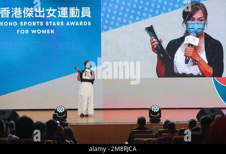 SARAH LEE Wai-sze, Gewinner DES HONG KONG SPORTS STARS AWARDS 2021 (cycling0receives Ihre Auszeichnung bei der Zeremonie in Wan Chai.HH31AUG22 SCMP/Xiaomei Chen Stockfoto