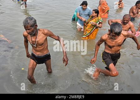 (1/15/2023) Pilger nach dem heiligen Bad in einem Ufer von Ganges von Kalkutta. Der Gangasagar Mela ist nach dem Kumbh die zweitgrößte menschliche Versammlung der Welt am Zusammenfluss von Ganges und der Bucht von Bengal. Hindus aus der ganzen Welt besuchen den Zusammenfluss der Ganga in Sagar Sangam. Anhänger sind auf dem Weg nach Gangasagar Mela Transit Camp angekommen, um am Tag von Makar Sankranti ein heiliges Bad auf der Insel Sagar im Ganges und in der Bucht von Bengal zu nehmen. (Foto: Suraranjan Nandi/Pacific Press/Sipa USA) Guthaben: SIPA USA/Alamy Live News Stockfoto