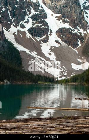 Ruhiger türkisfarbener See, umgeben von Wäldern und Bergen, im Frühling, in British Columbia, Kanada Stockfoto